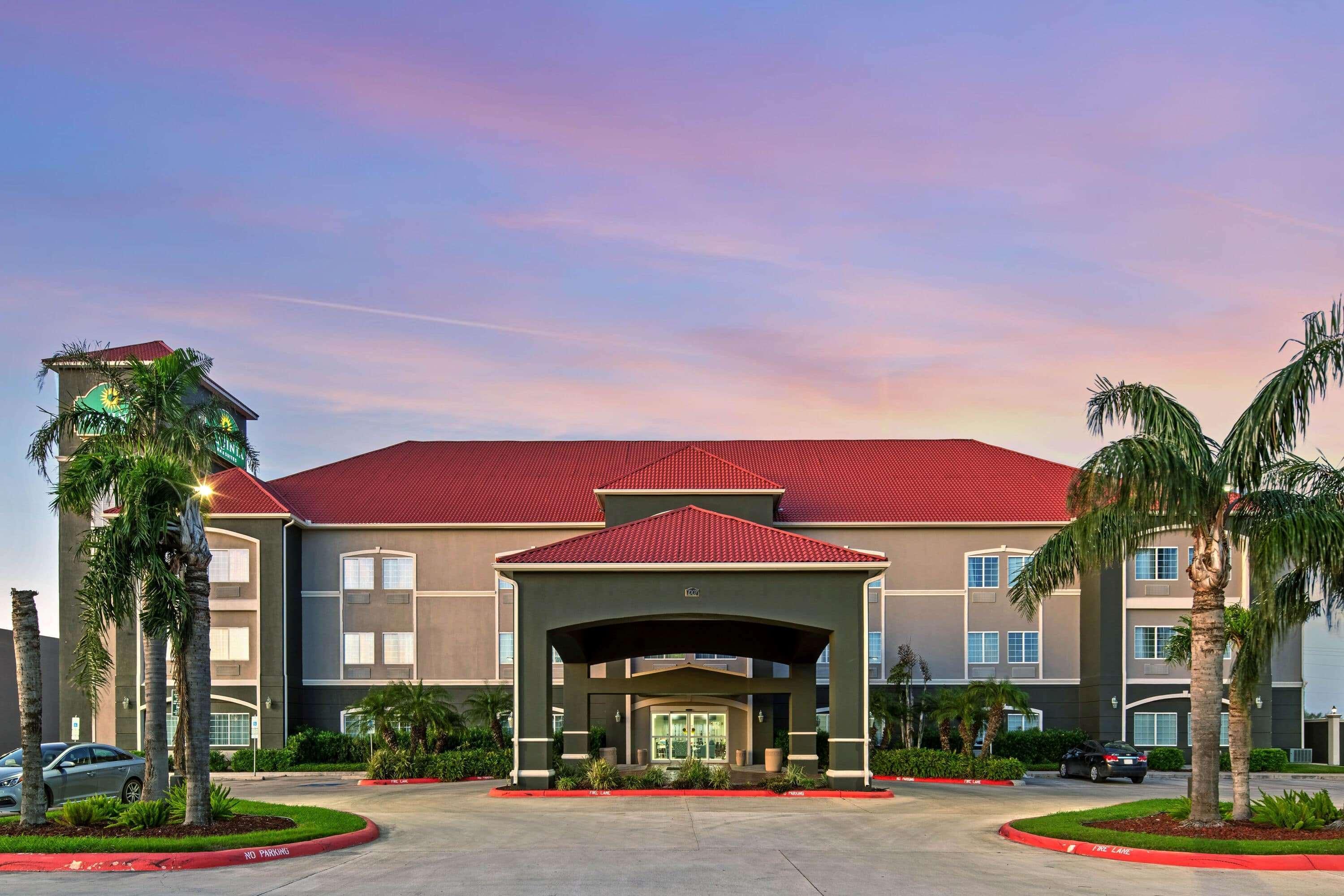 La Quinta Inn & Suites By Wyndham Mercedes Outlet Mall Exterior foto