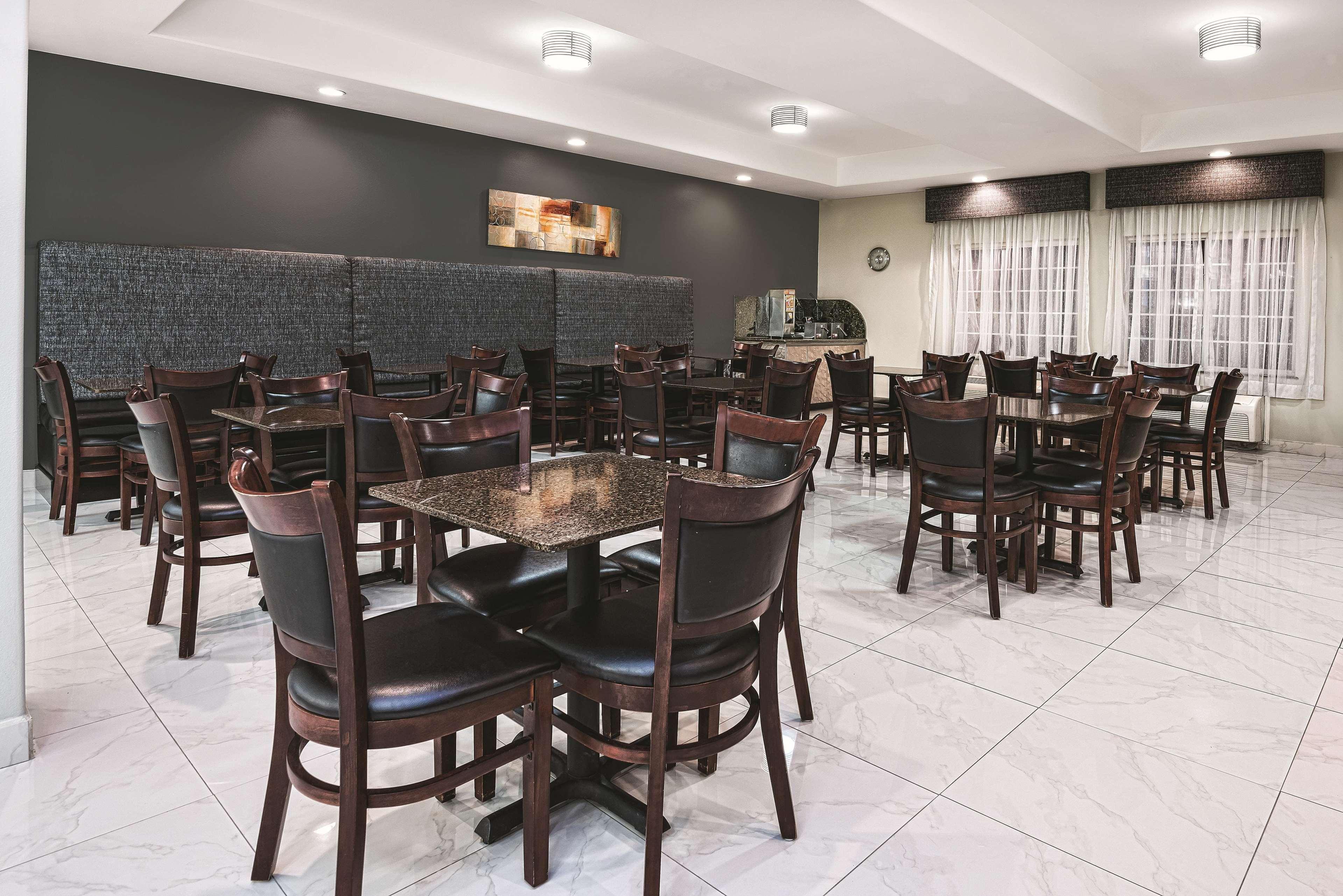 La Quinta Inn & Suites By Wyndham Mercedes Outlet Mall Exterior foto