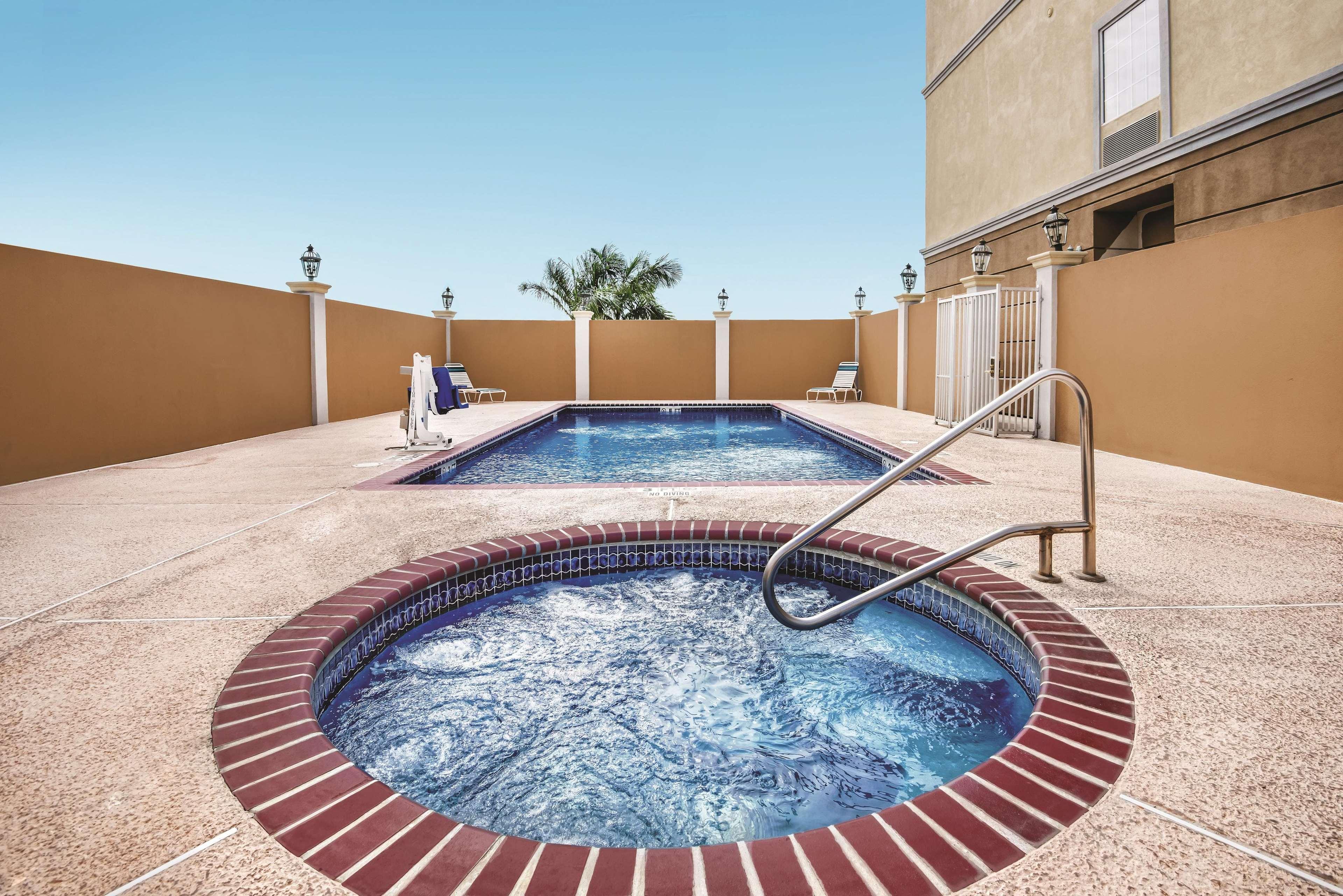 La Quinta Inn & Suites By Wyndham Mercedes Outlet Mall Exterior foto