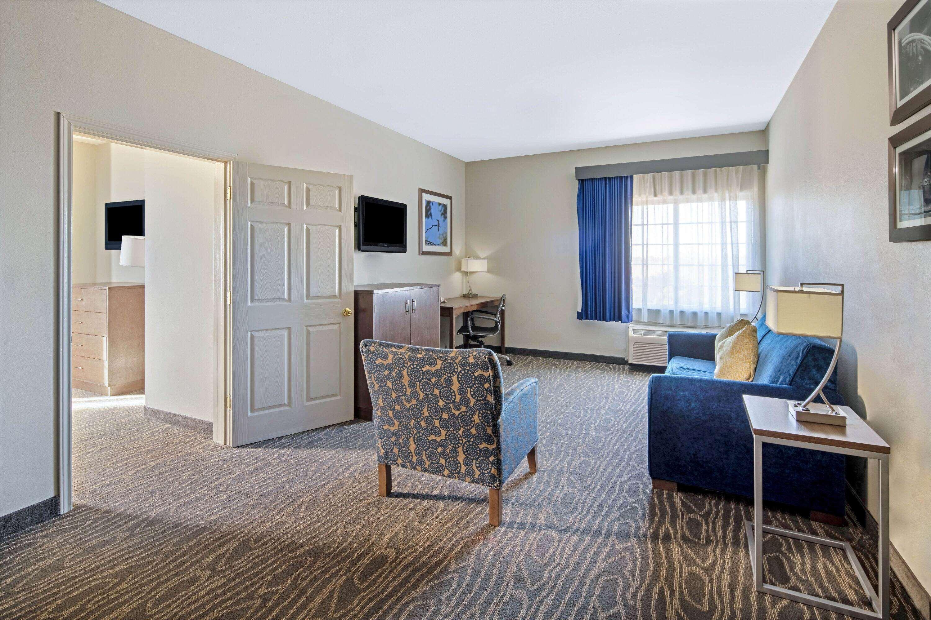 La Quinta Inn & Suites By Wyndham Mercedes Outlet Mall Exterior foto